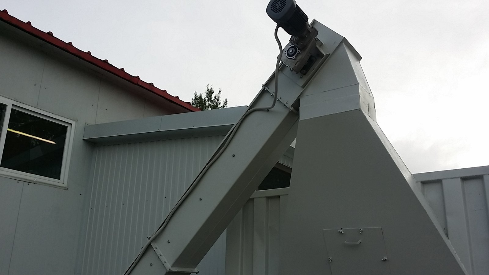 Skaidu izvākšanas līnija zem CNC kokapstrādes frēzes — 2